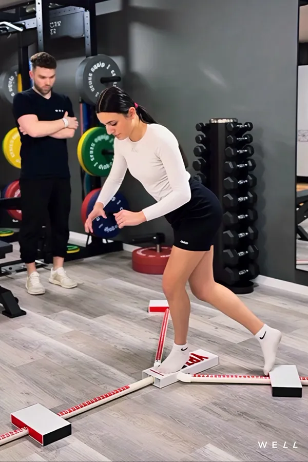 Physiotherapie im Fitnesscenter WELL in Bülach an einem Gerät