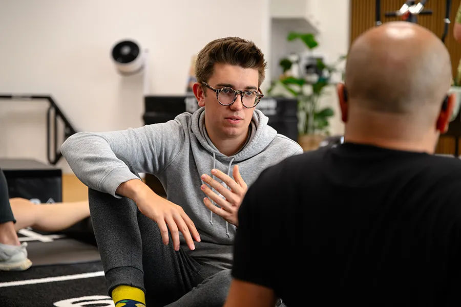 Physiotherapie Gespräch und Erklärung WELL Bülach